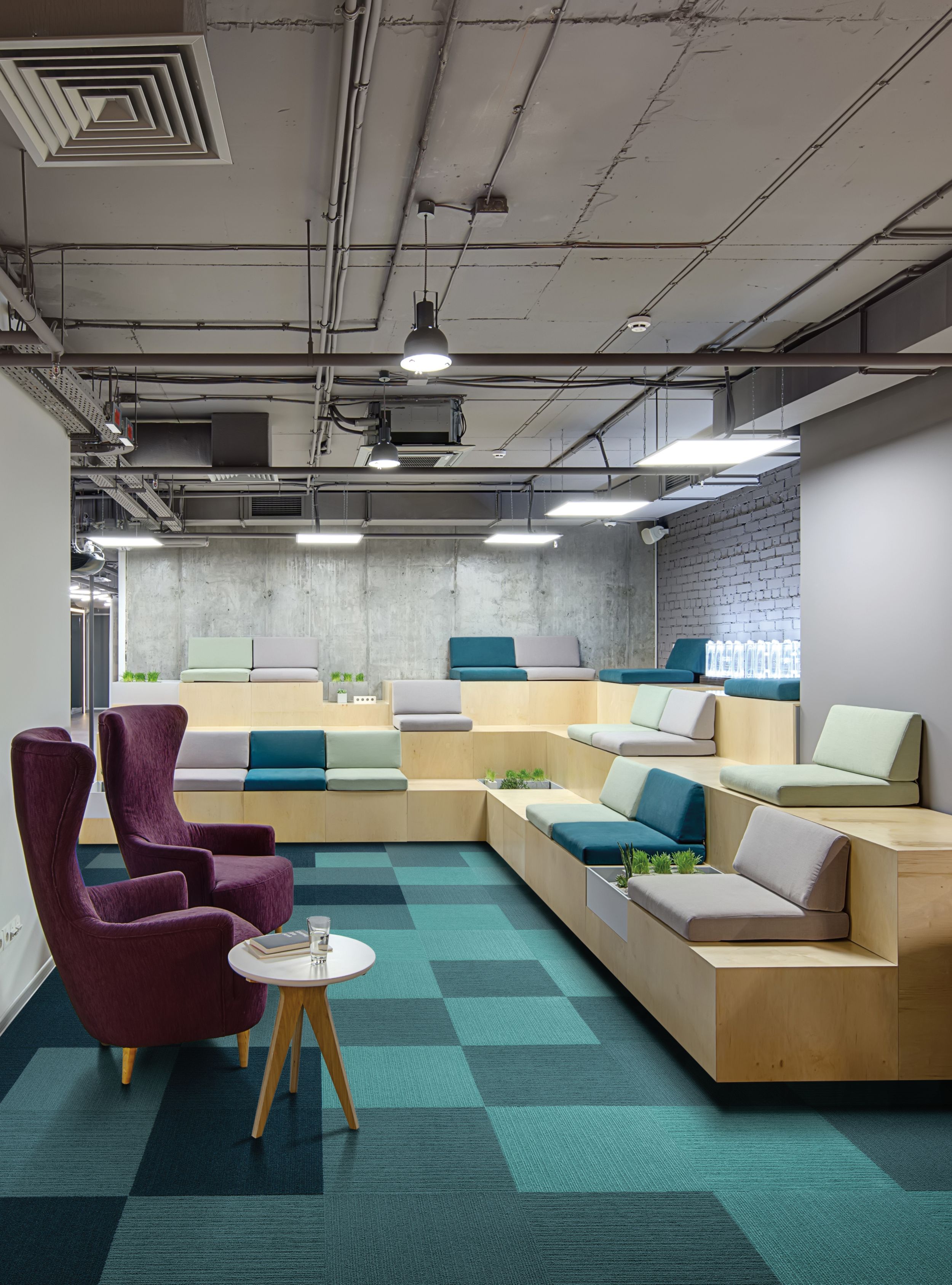 Interface Viva Colores carpet tile in meeting area with bench seats numéro d’image 8